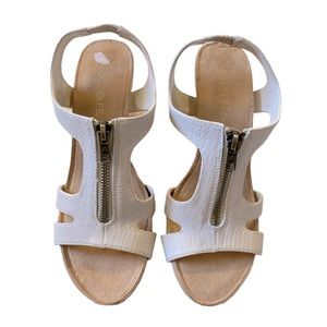 Aerosoles wedge sandals heels women’s size 8 cream lightweight shoes